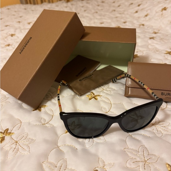New with tag Burberry Cat eye Sunglasses! - Picture 2 of 5